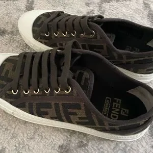 スニーカー Fendi Domino Sneakers In Smooth Leather Fendi Domino Logo Leather Low-Top Sneakers | Saks Fifth Avenue